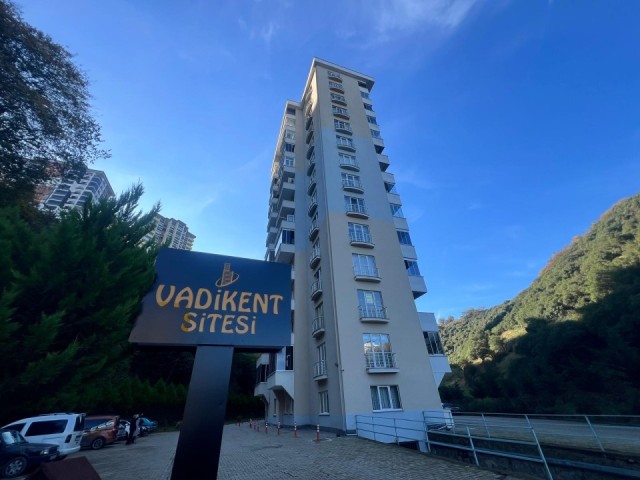 KAŞÜSTÜ MERKEZDE ÖZEL YAPIM EBEVEYN BANYOLU KİRALIK DAİRE